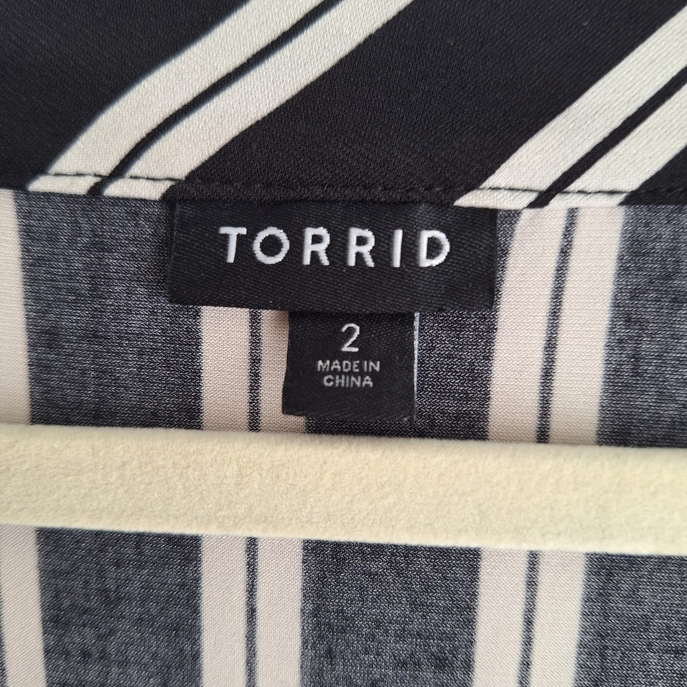 Torrid 2X Blouse Womens Sz 2 Black White Vertical Stripes Dressy 18/20 Office - Picture 2 of 7